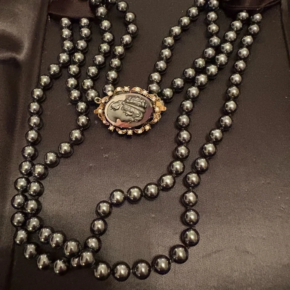 Black Pearl Vintage Cameo Clasp Necklace - Picture 4 of 7